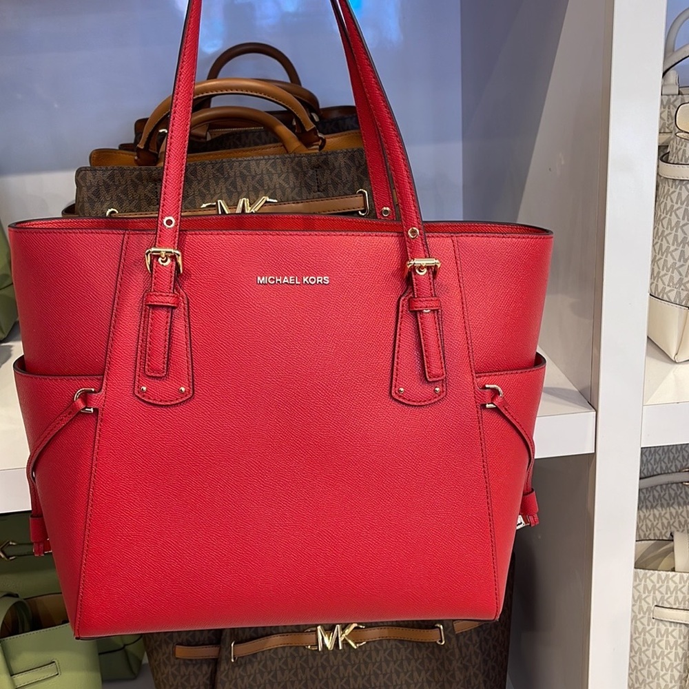 Michael Kors Voyager Small Saffiano Leather Tote Bag
Style# 30H1GV6T4T
NWT
Flame - Picture 11 of 16